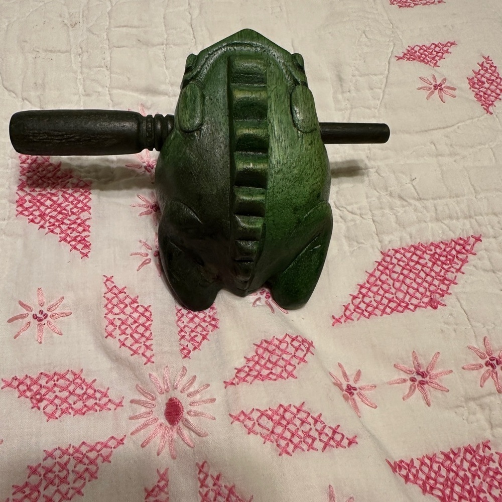 Charming Green Wooden Reptile Decor - Picture 5 of 5